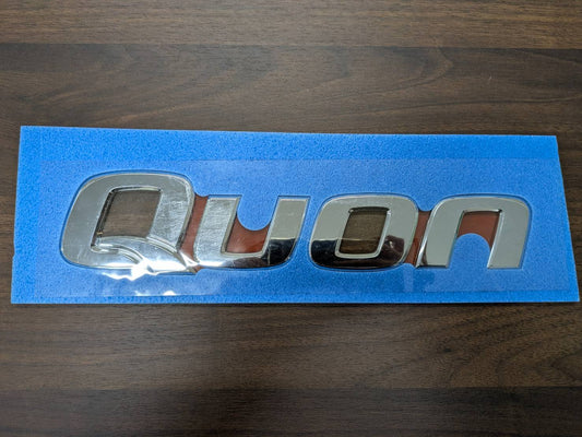 エンブレム　UDトラックス　クオン　メッキ両面テープ付き（中古）