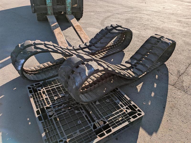 タイヤ　油圧ショベル　ゴムクローラー　2本セット　400x72x72.5P　ユンボHD140SEVで使用（中古）