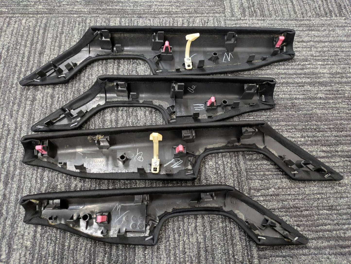アームレスト　ハイラックスGUN125　レザー ドア  ブラック 【トヨタ純正】（中古）