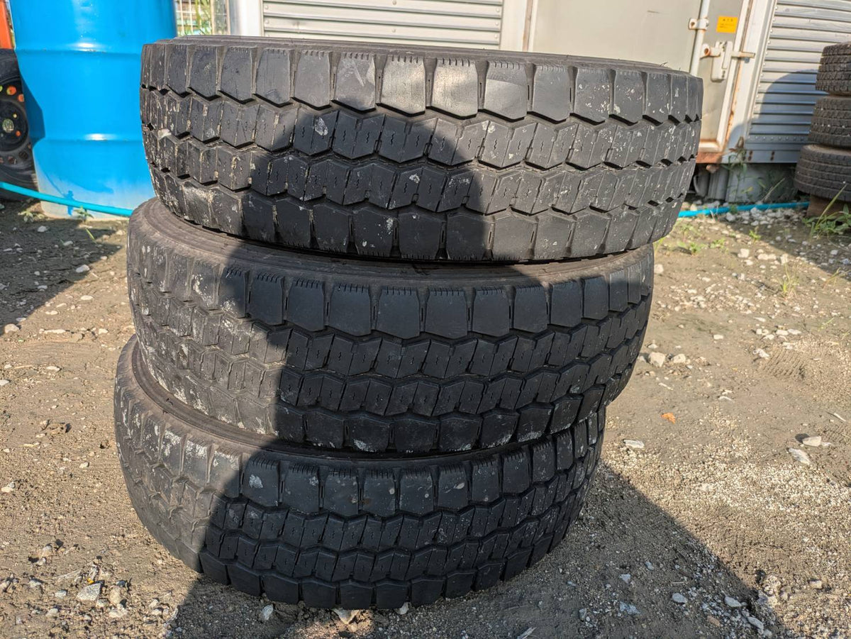 タイヤ　ノーマルタイヤ DUNLOP  【6本】SP LT22 205/75R16 113/111N LT　（中古）