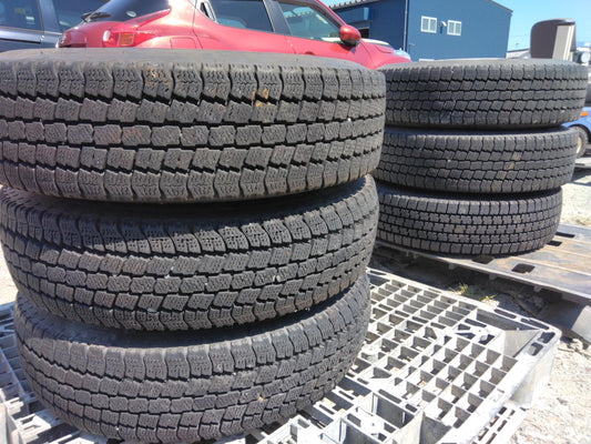 弥富纏め売り　スタッドレスタイヤ　205/85R16　6本　ホイール付き16×5 2/1K 5穴　（中古）