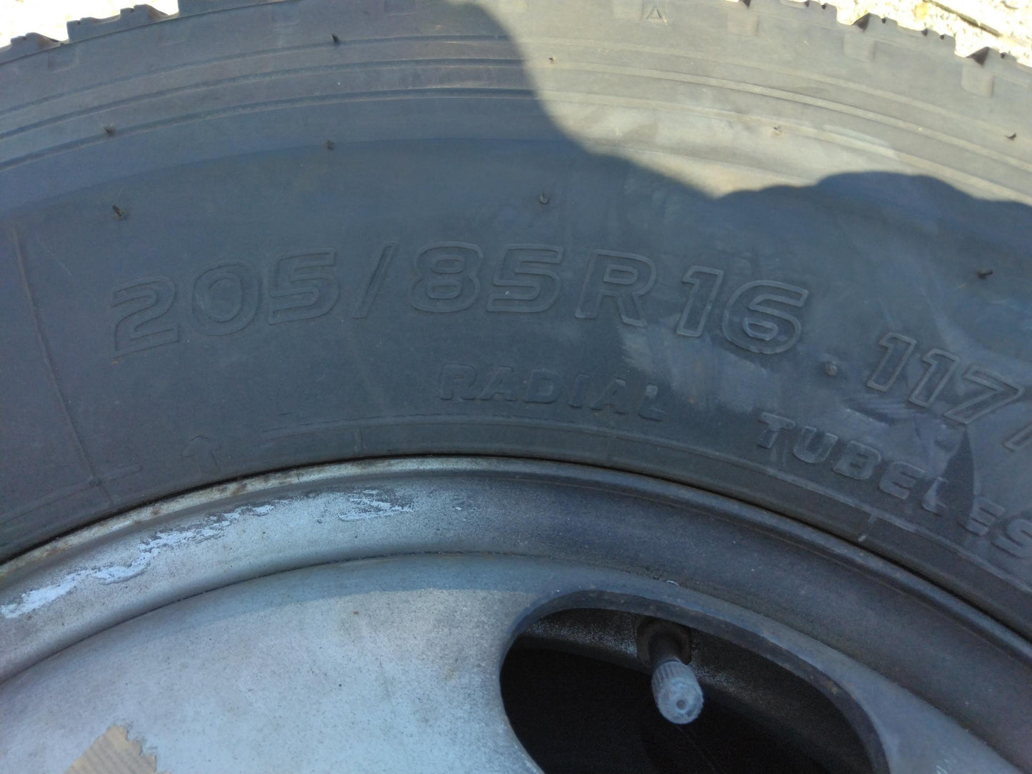 弥富纏め売り　スタッドレスタイヤ　205/85R16　6本　ホイール付き16×5 2/1K 5穴　（中古）