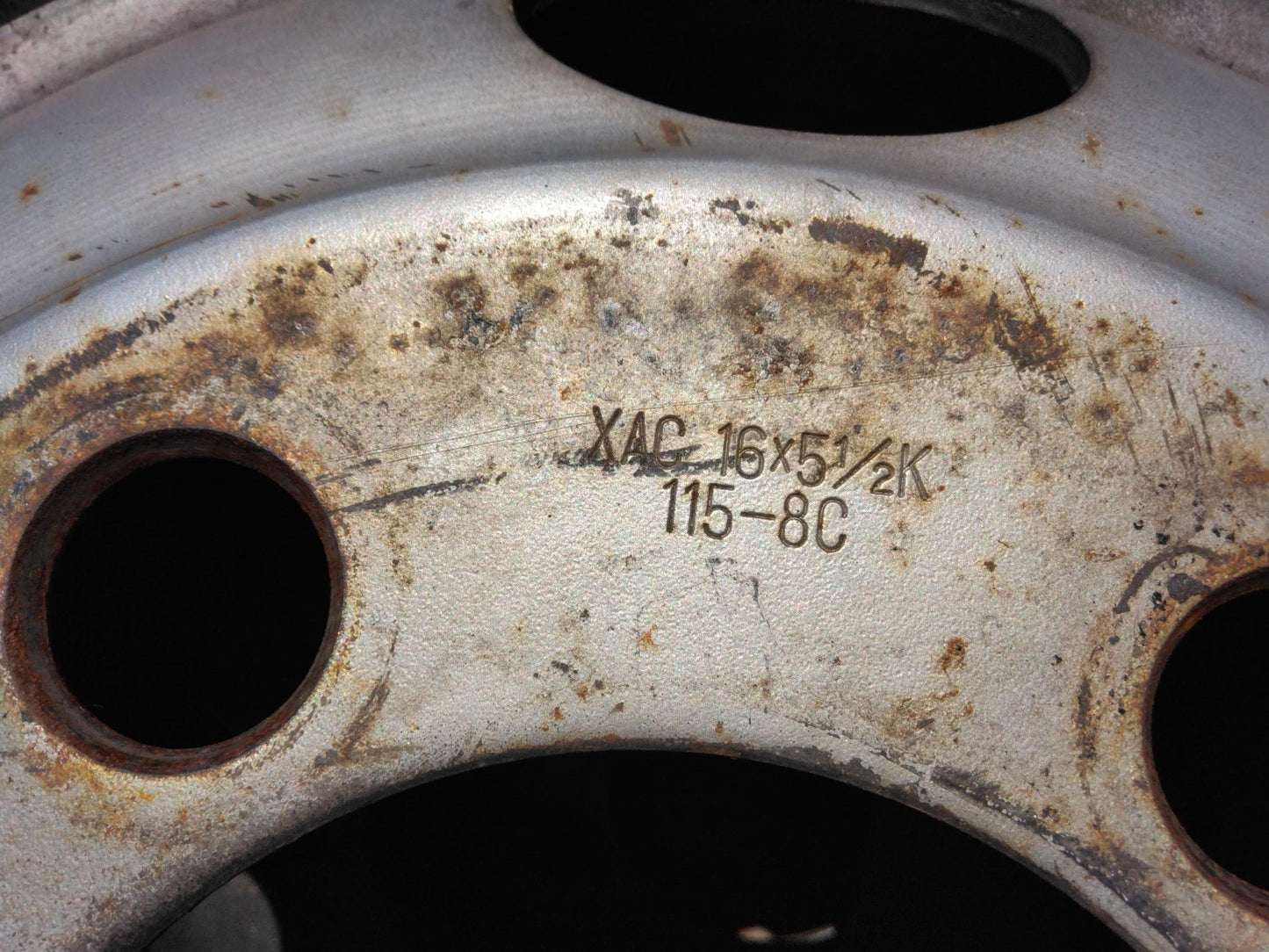 弥富纏め売り　スタッドレスタイヤ　205/85R16　6本　ホイール付き16×5 2/1K 5穴　（中古）