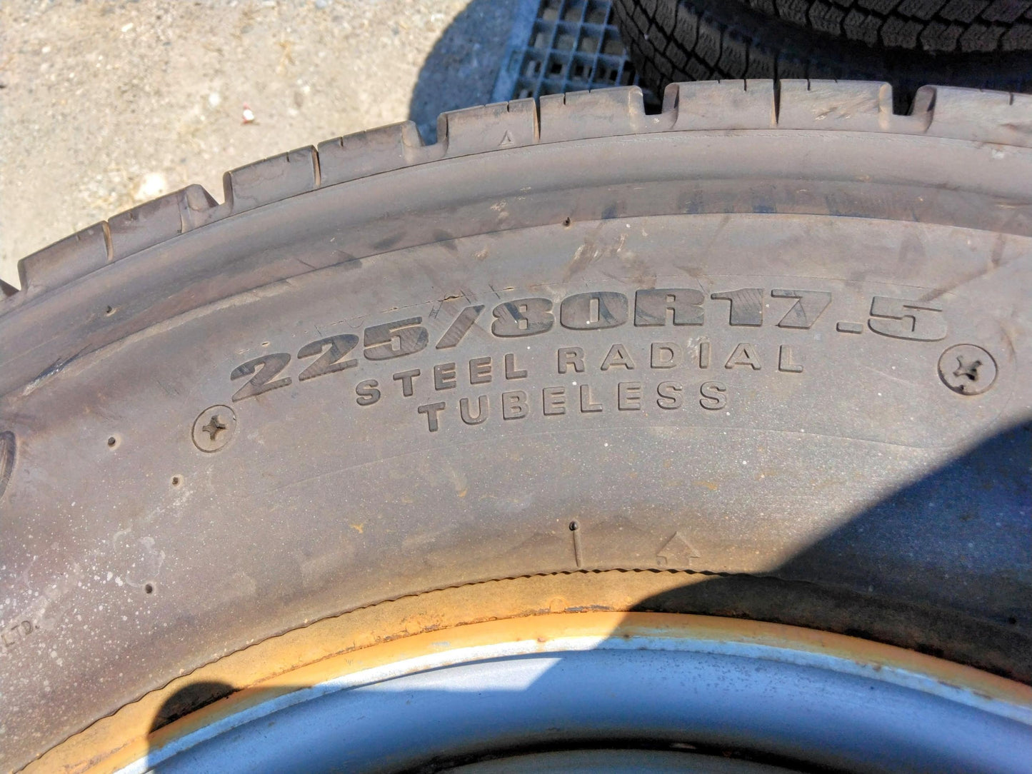 弥富纏め売り タイヤ DUNLOP 205/80r 17.5 ６本　ホイール付き17.5×6.00　６穴（中古）