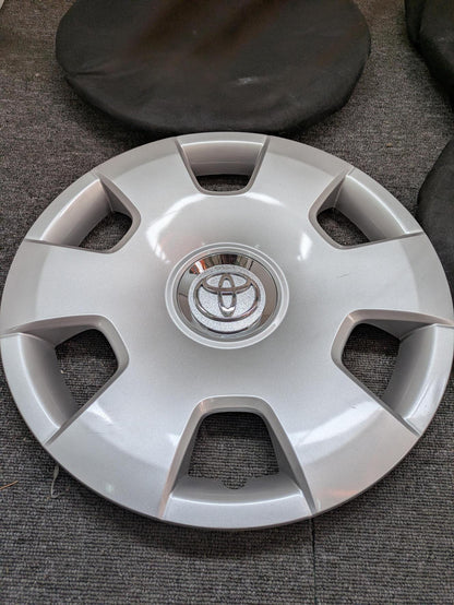 ホイールキャップ　【トヨタ】【ハイエース】で使用　4枚セット（中古）