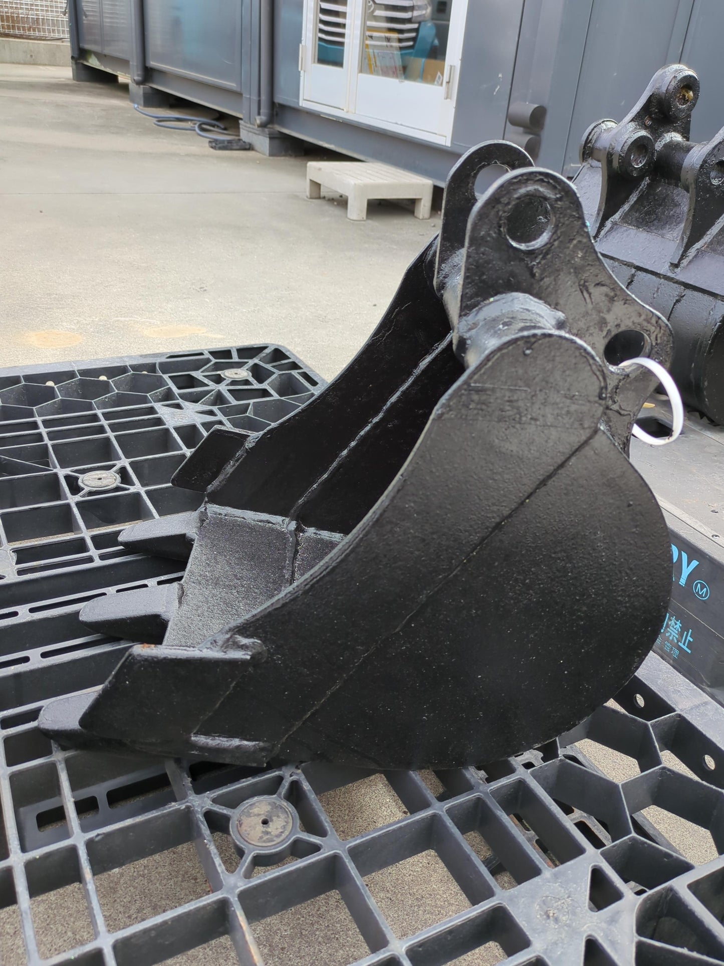 バケット 油圧ショベルバケツ　アーム幅：100mm　ピン径：30mm（中古）