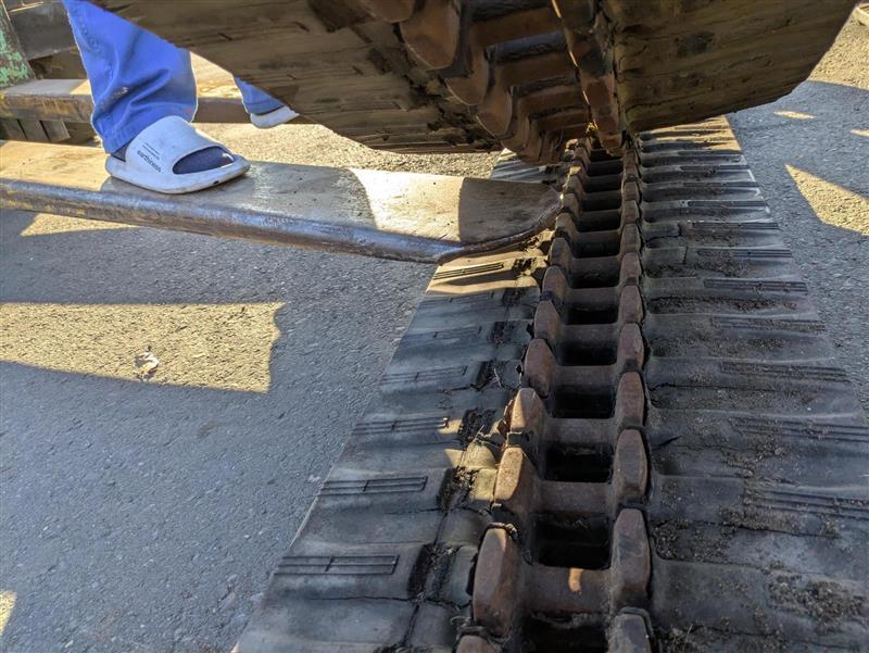 タイヤ　油圧ショベル　ゴムクローラー　2本セット　400x72x72.5P　ユンボHD140SEVで使用（中古）