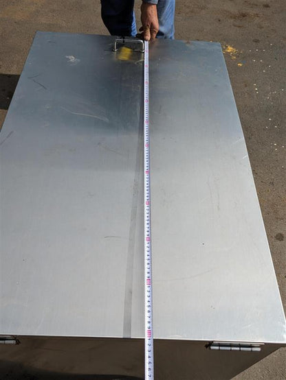 工具箱　ステンレス　縦：110cm　横：70cm　高さ：60cm