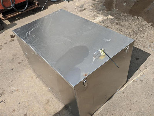 工具箱　ステンレス　縦：110cm　横：70cm　高さ：60cm