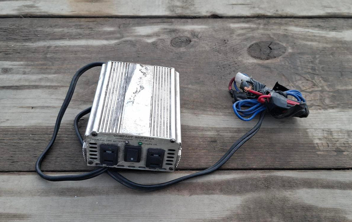 コンパクト・インバーター　DC 12V→AC 100V　2口　ケーブル付き（中古）