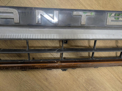 フロントグリル　三菱ふそう　キャンター　CANTERロゴ付き（中古）