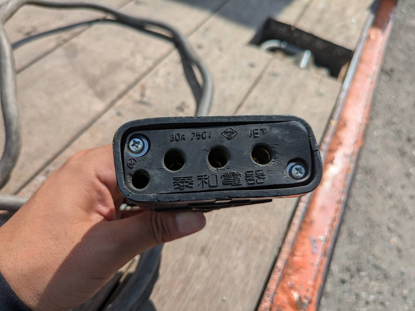 充電器　バッテリーフォークリフト　7FB20で使用（中古）