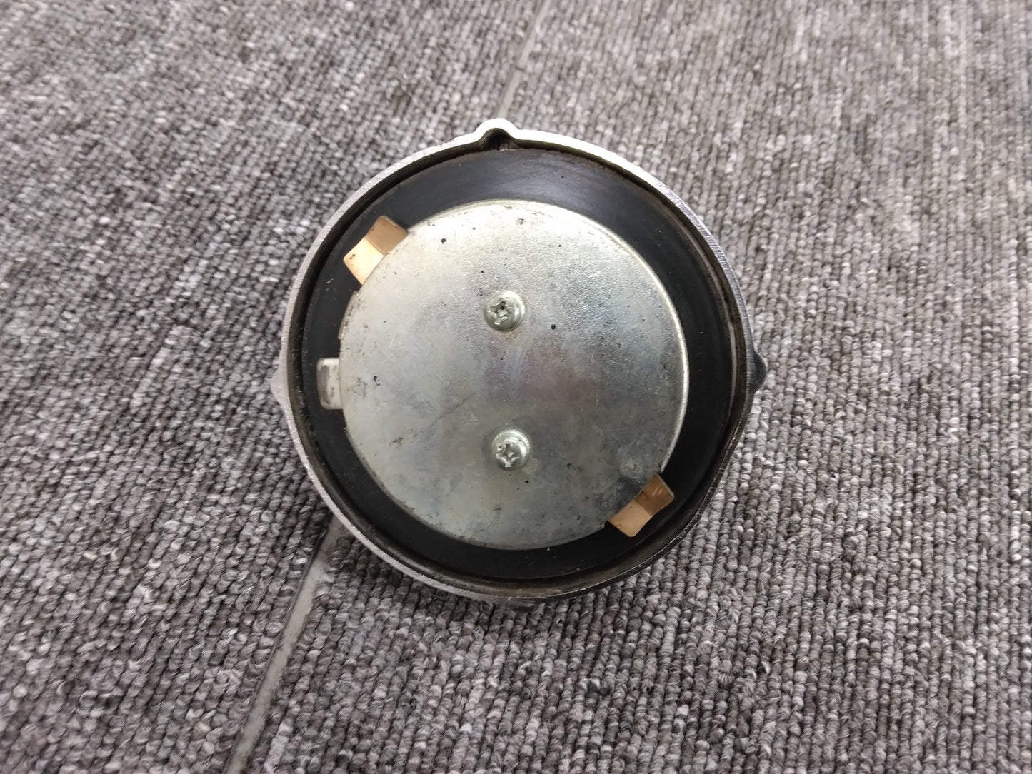 タンク   燃料タンクの鍵付き蓋　QKG-CXZ77ATから取り外し    (中古)