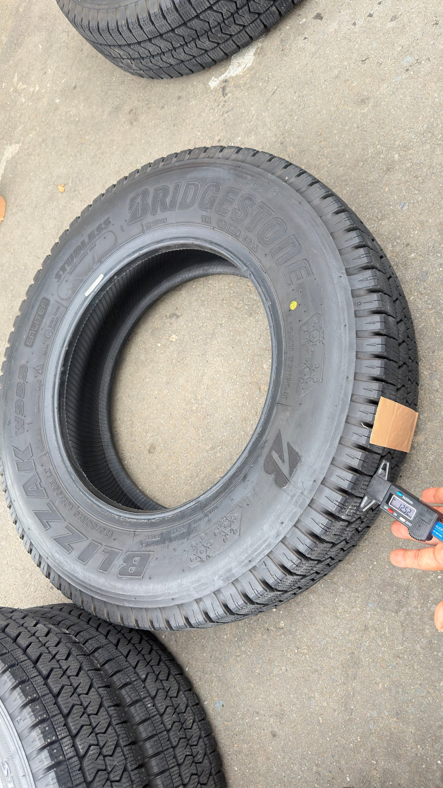 タイヤ　スタッドレスタイヤ　6本 BRIDGESTONE 155/80R12 88/87NLT BLIZZAK VL10A（中古）