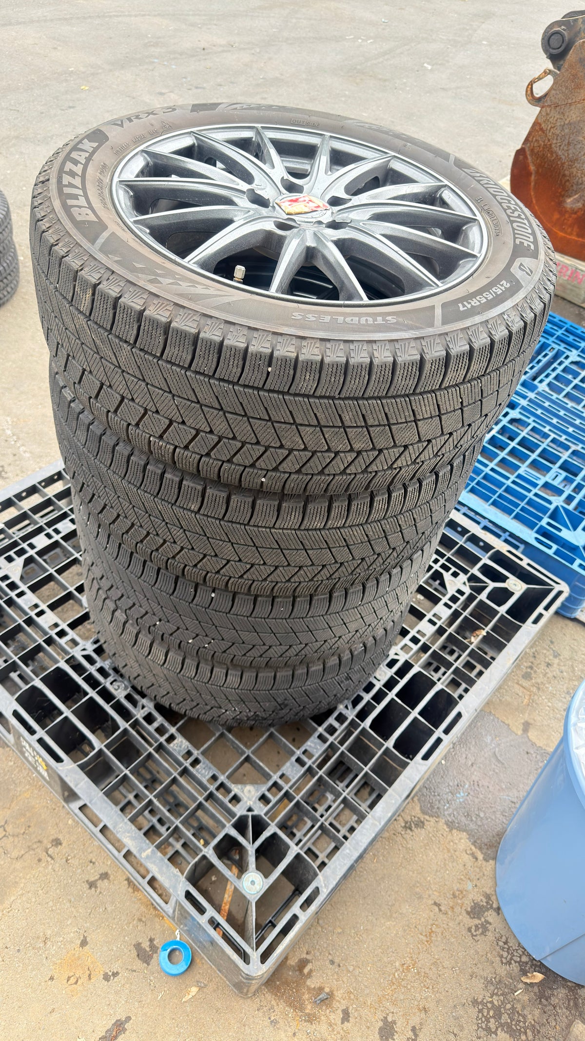タイヤ　スタッドレスタイヤ　BRIDGESTONE 215/55R17  BLIZZAK VRX3 【4本】（中古）