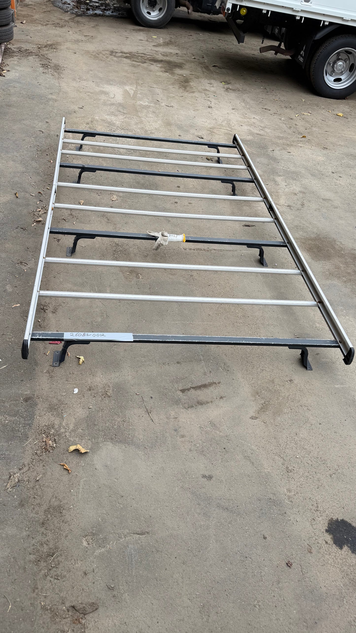 ルーフキャリア　トヨタ　ハイエースCBF-TRH200Vから取外  長さ：230cm 横幅：150cm（中古）