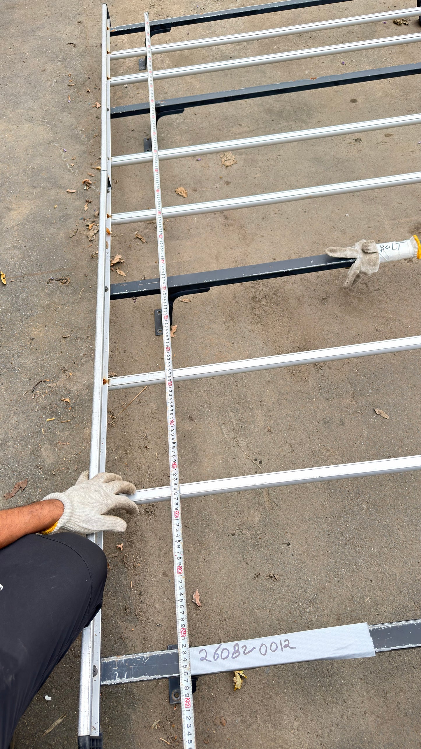 ルーフキャリア　トヨタ　ハイエースCBF-TRH200Vから取外  長さ：230cm 横幅：150cm（中古）