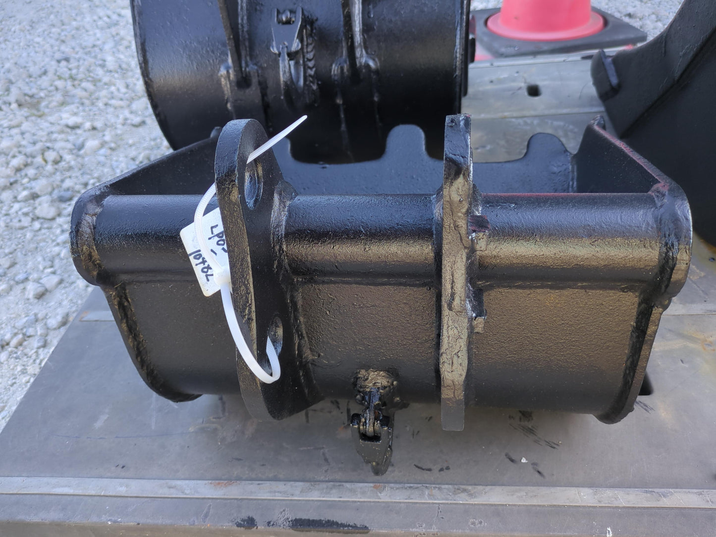 バケット　油圧ショベルバケツ　アーム幅：100mm　ピン径：30mm（中古）