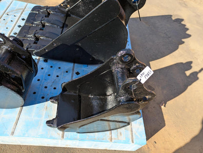 バケット　油圧ショベルバケツ　アーム幅：105mm　ピン径：29.5mm（中古）