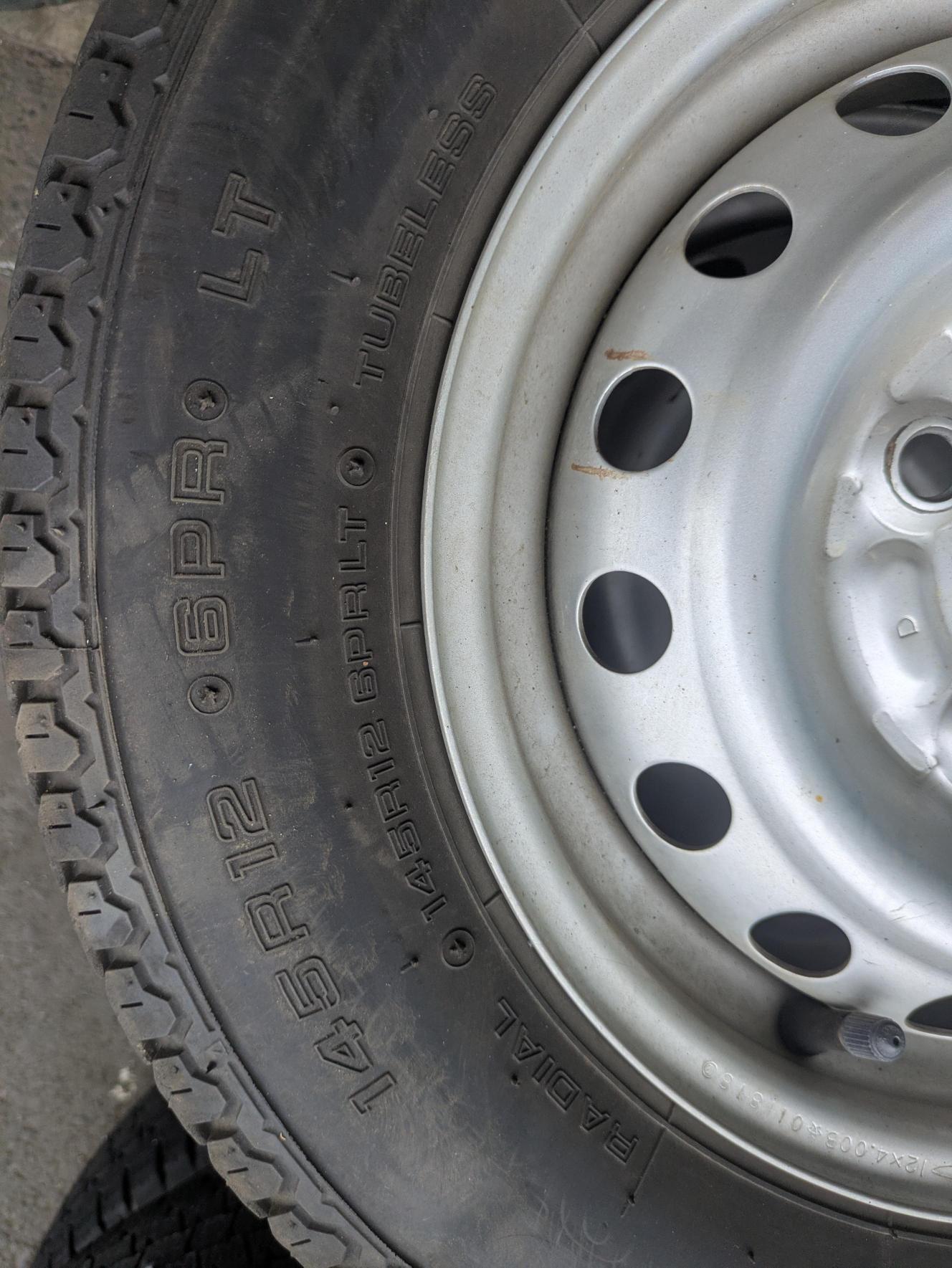 タイヤ　ノーマルタイヤ　3本　ヨコハマ　SUPER VAN 355　145R12/6PR LT（中古）