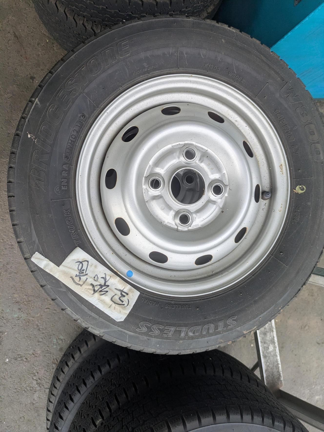 タイヤ　スタッドレスタイヤ　 4本　 BRIDGESTONE【ブリヂストン】 W300　145R12 LT（中古）