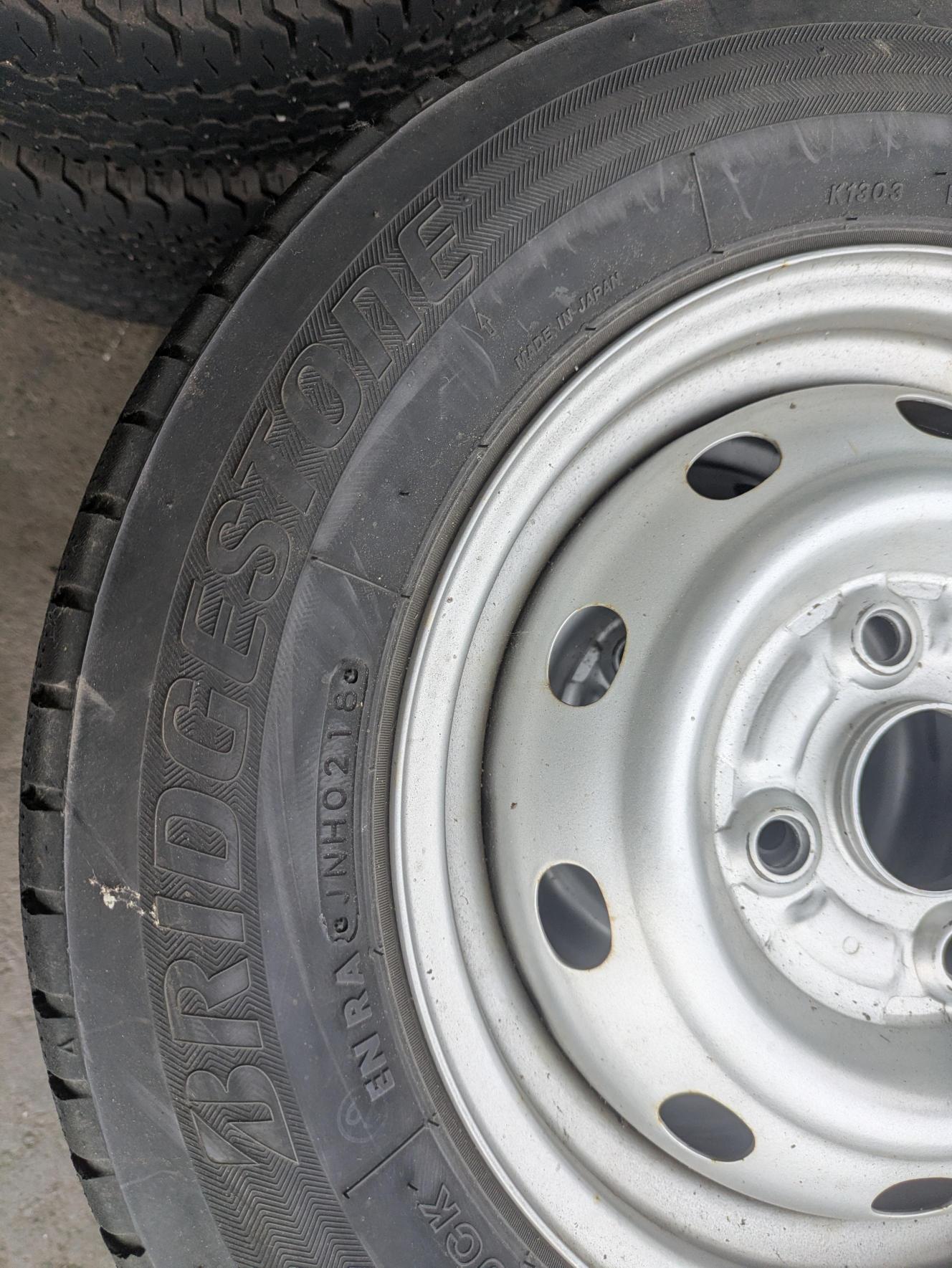 タイヤ　スタッドレスタイヤ　 4本　 BRIDGESTONE【ブリヂストン】 W300　145R12 LT（中古）