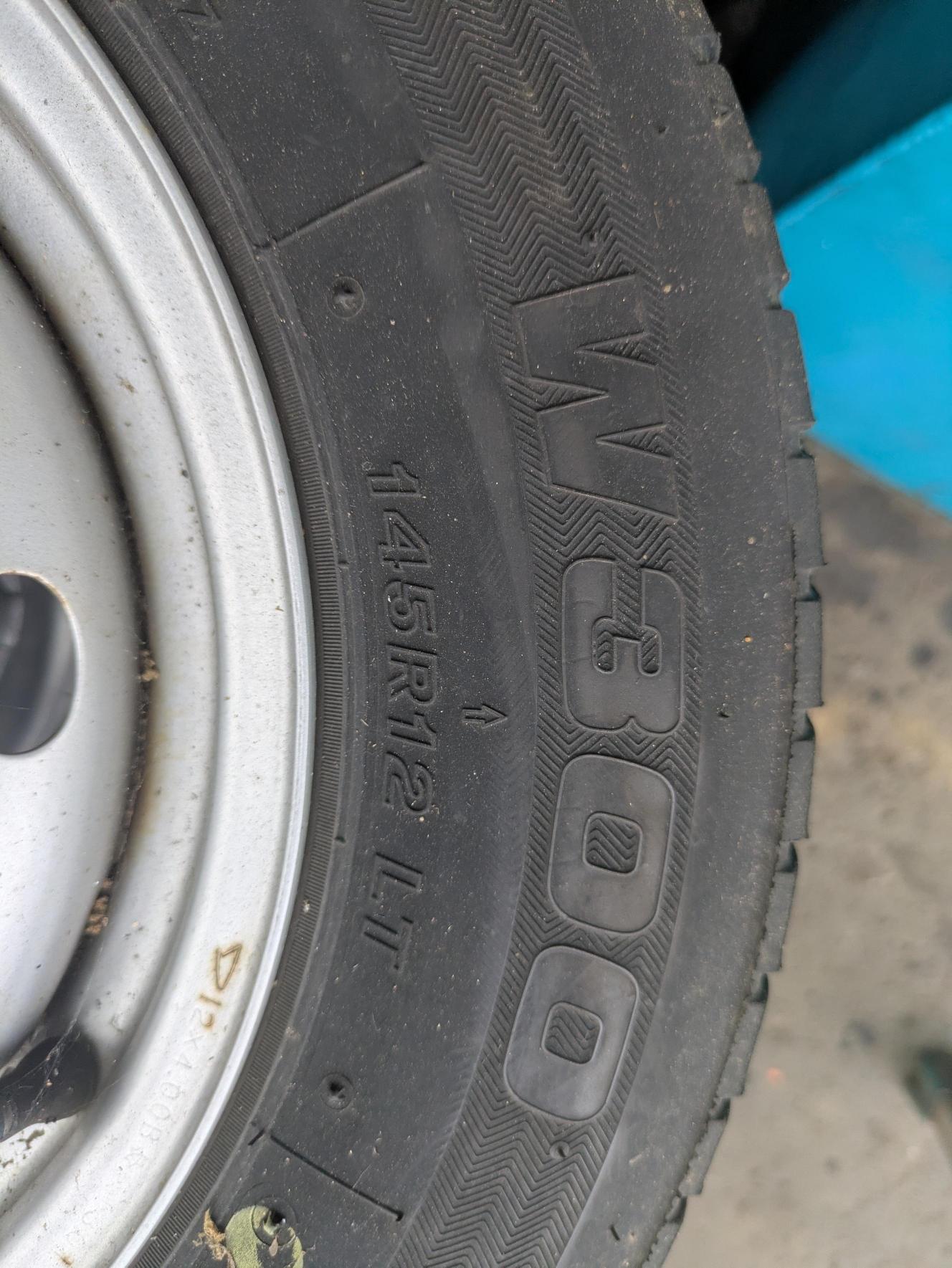 タイヤ　スタッドレスタイヤ　 4本　 BRIDGESTONE【ブリヂストン】 W300　145R12 LT（中古）