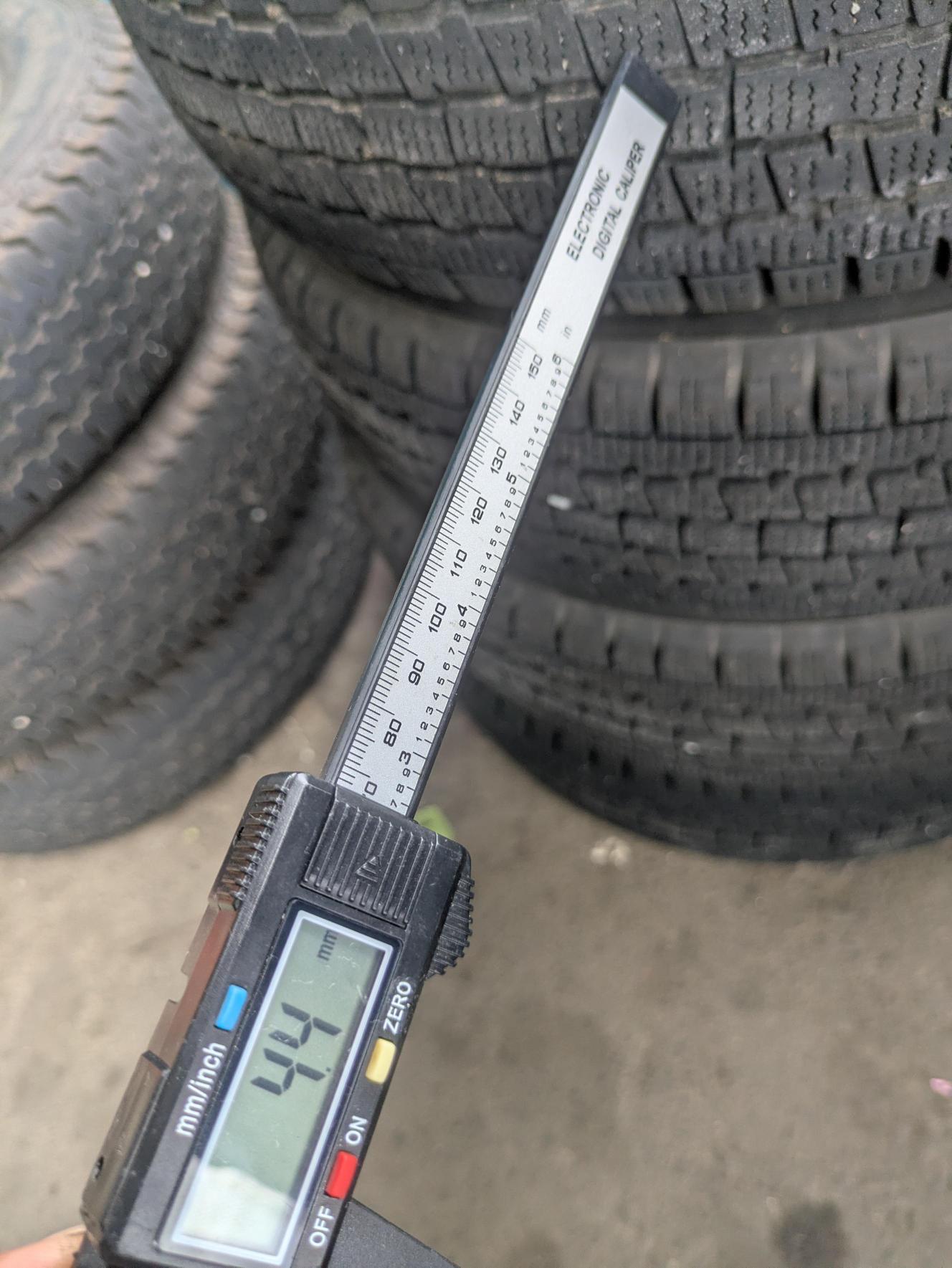 タイヤ　スタッドレスタイヤ　 4本　 BRIDGESTONE【ブリヂストン】 W300　145R12 LT（中古）