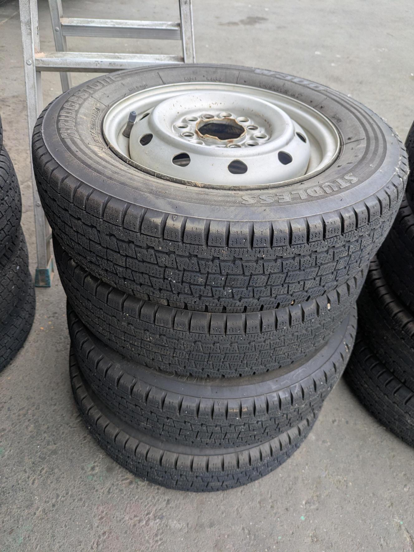 タイヤ　スタッドレスタイヤ　 4本　BRIDGESTONE【ブリヂストン】　 W300 145R12/LT（中古）