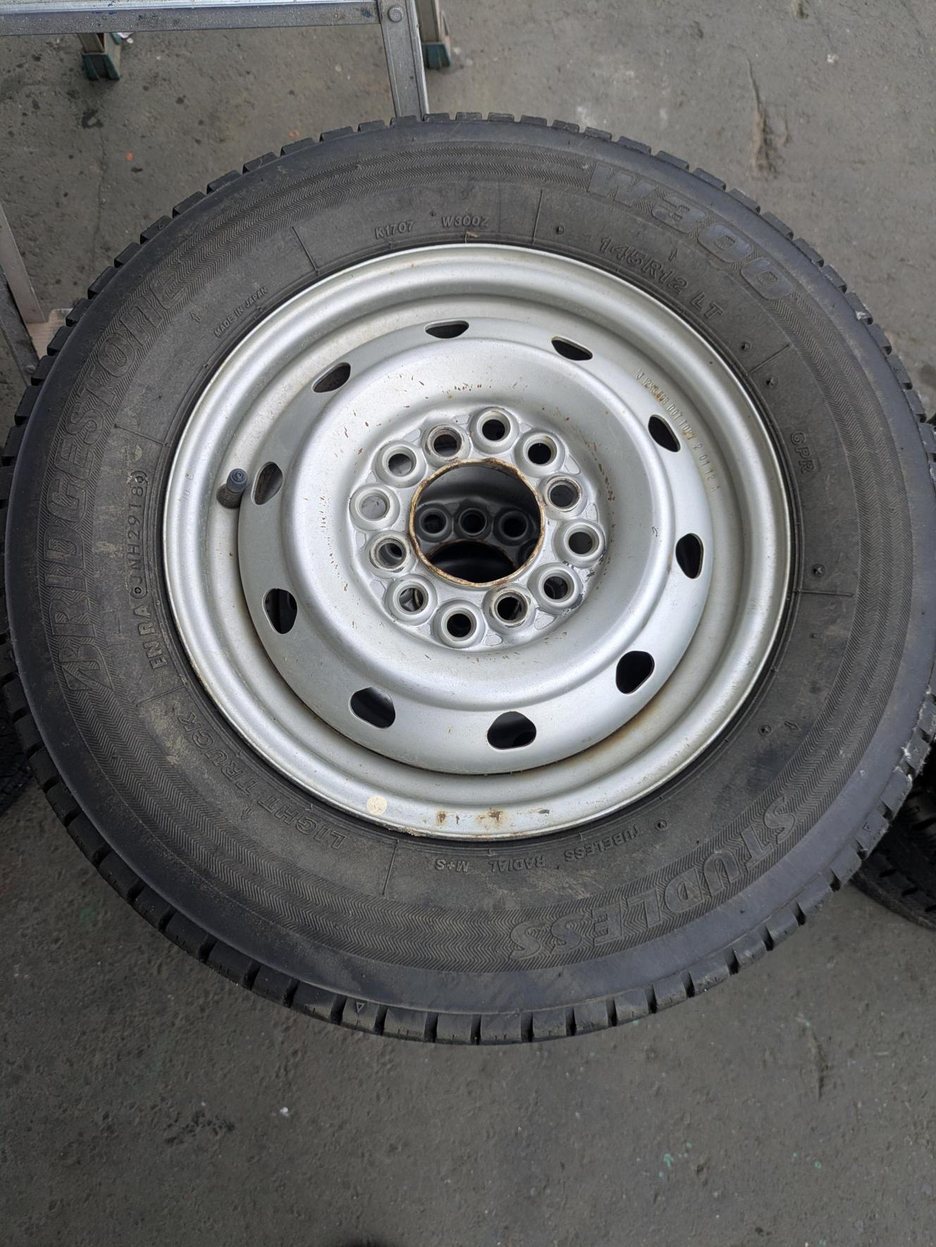 タイヤ　スタッドレスタイヤ　 4本　BRIDGESTONE【ブリヂストン】　 W300 145R12/LT（中古）