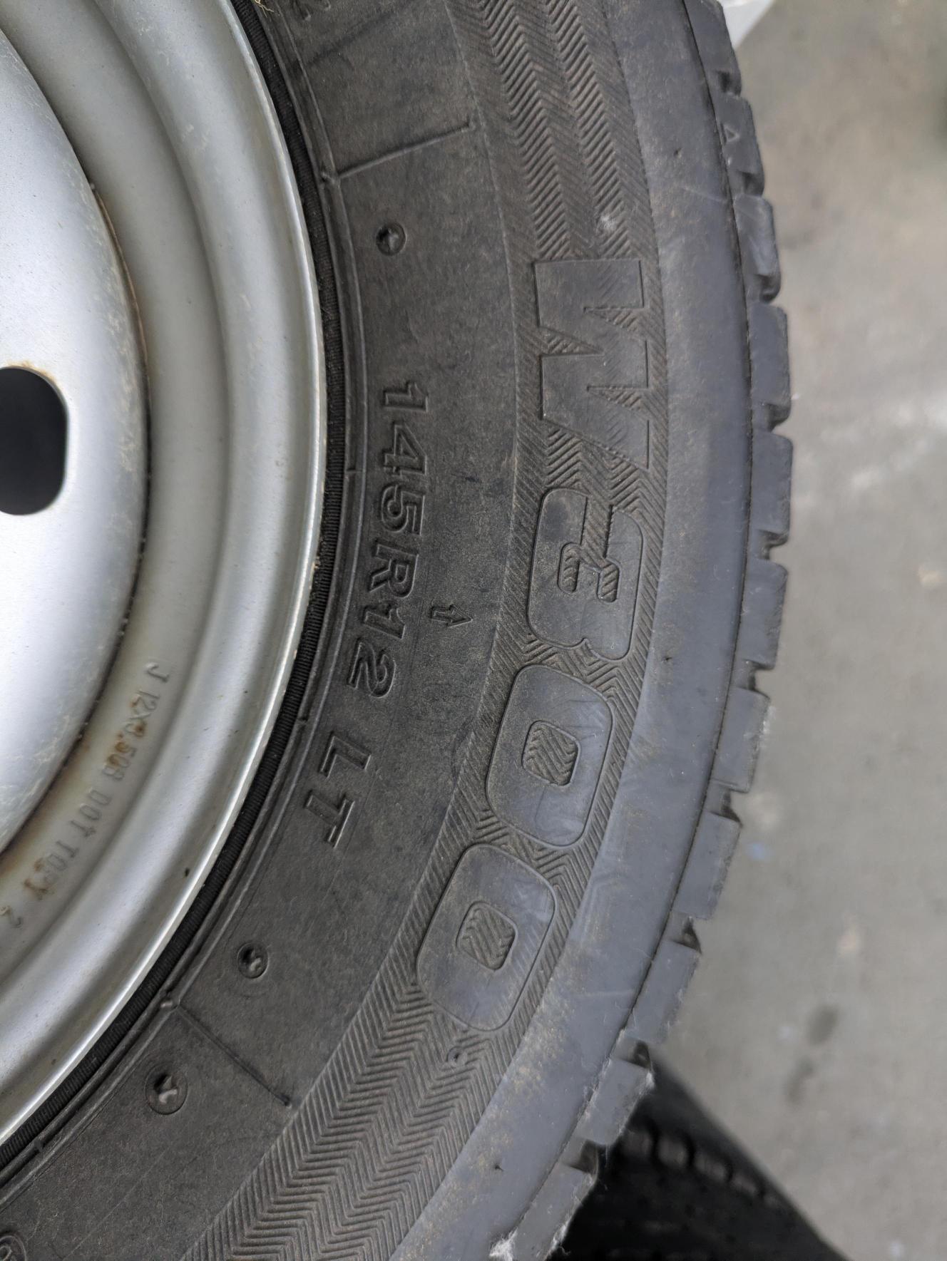 タイヤ　スタッドレスタイヤ　 4本　BRIDGESTONE【ブリヂストン】　 W300 145R12/LT（中古）