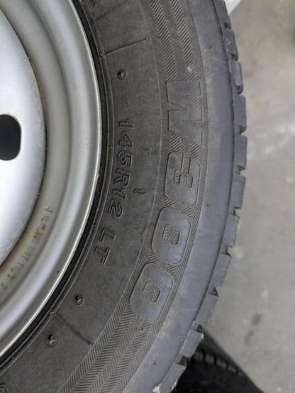 タイヤ　スタッドレスタイヤ　 4本　BRIDGESTONE【ブリヂストン】　 W300 145R12/LT（中古）