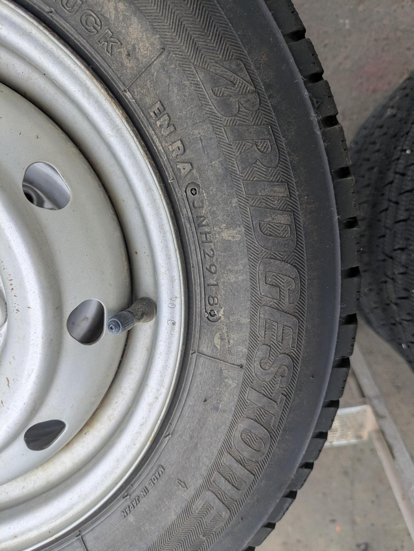 タイヤ　スタッドレスタイヤ　 4本　BRIDGESTONE【ブリヂストン】　 W300 145R12/LT（中古）