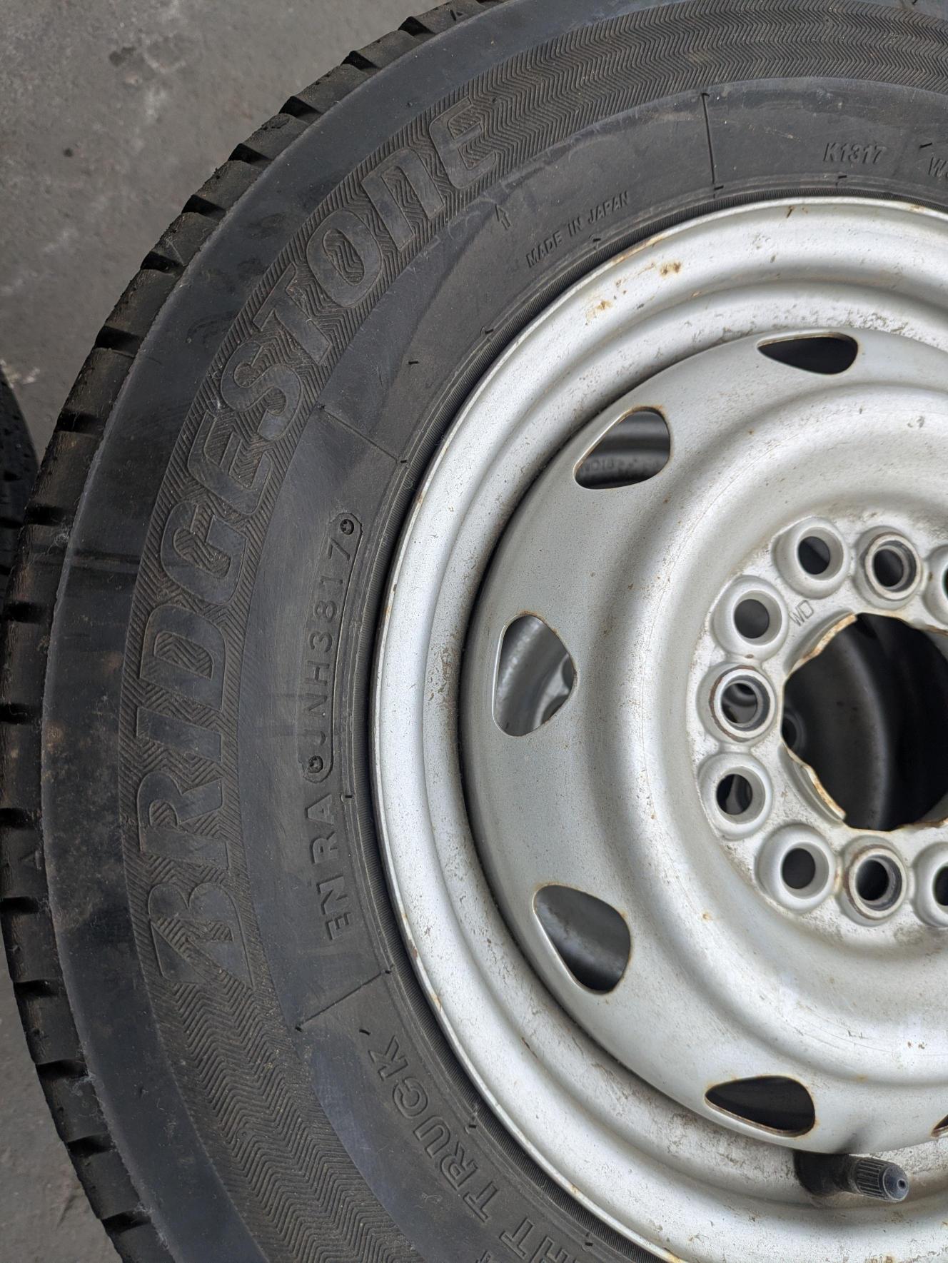 タイヤ　スタッドレスタイヤ　 4本　BRIDGESTONE【ブリヂストン】　 W300 145/80R12 （中古）
