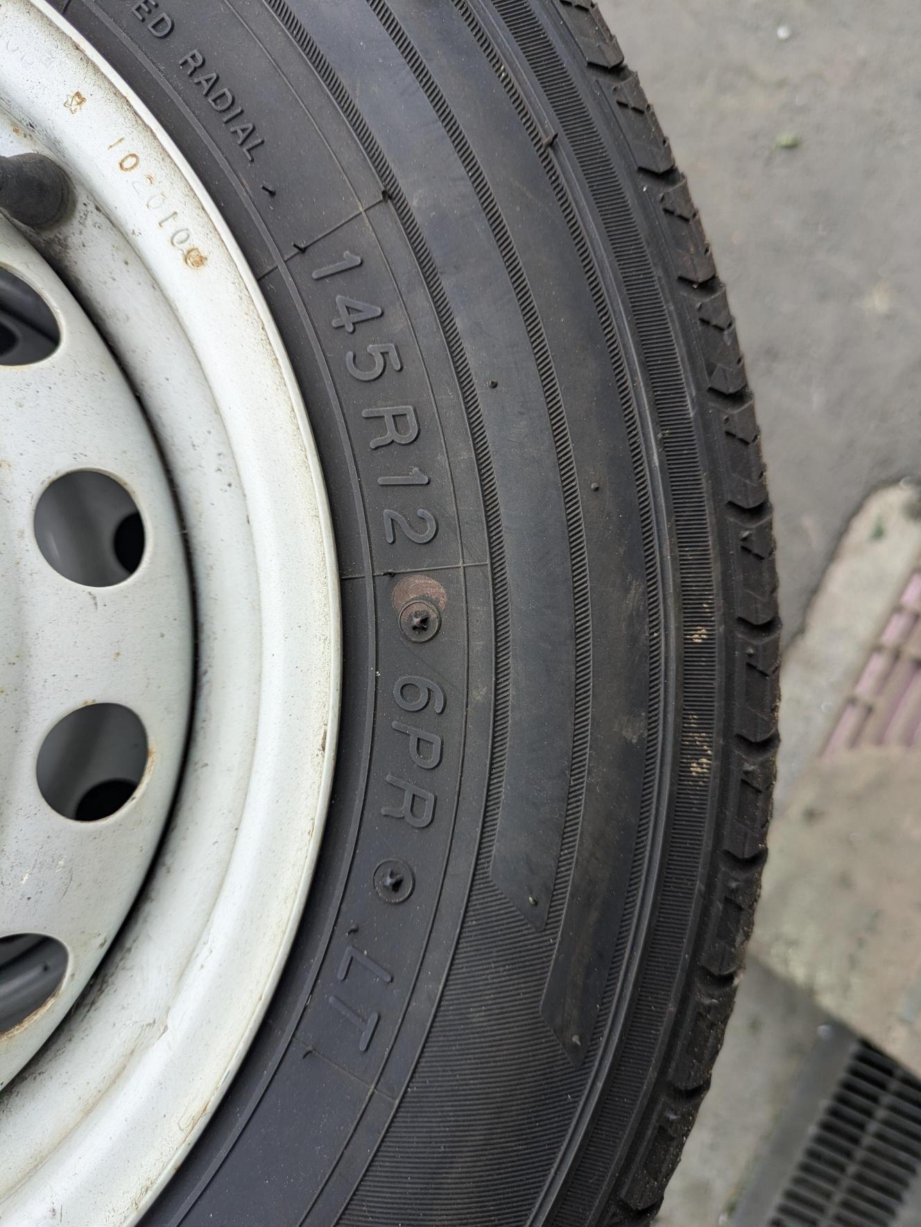 タイヤ　ノーマルタイヤ　4本　ヨコハマ　JOB RY52　145R12/6PR LT（中古）