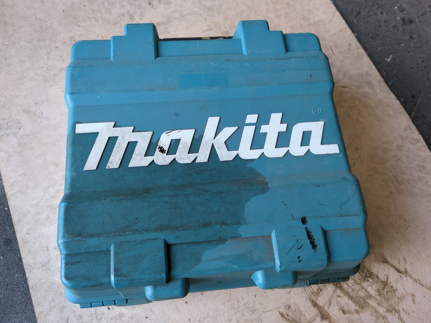ハンマドリル　makita（マキタ）AN632HM　65mm高圧エア釘打機ケース付セット（中古）