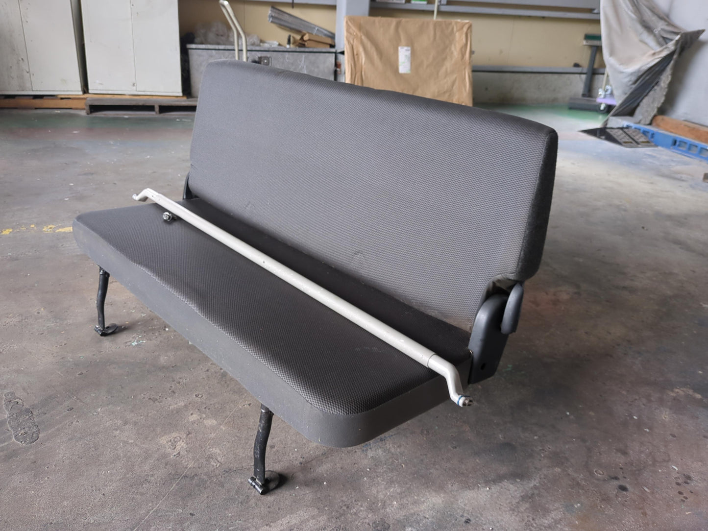 座席　リアシート　ハイエース200系DX　安全バー セット　全長：125cm　全高：75cm　（中古）