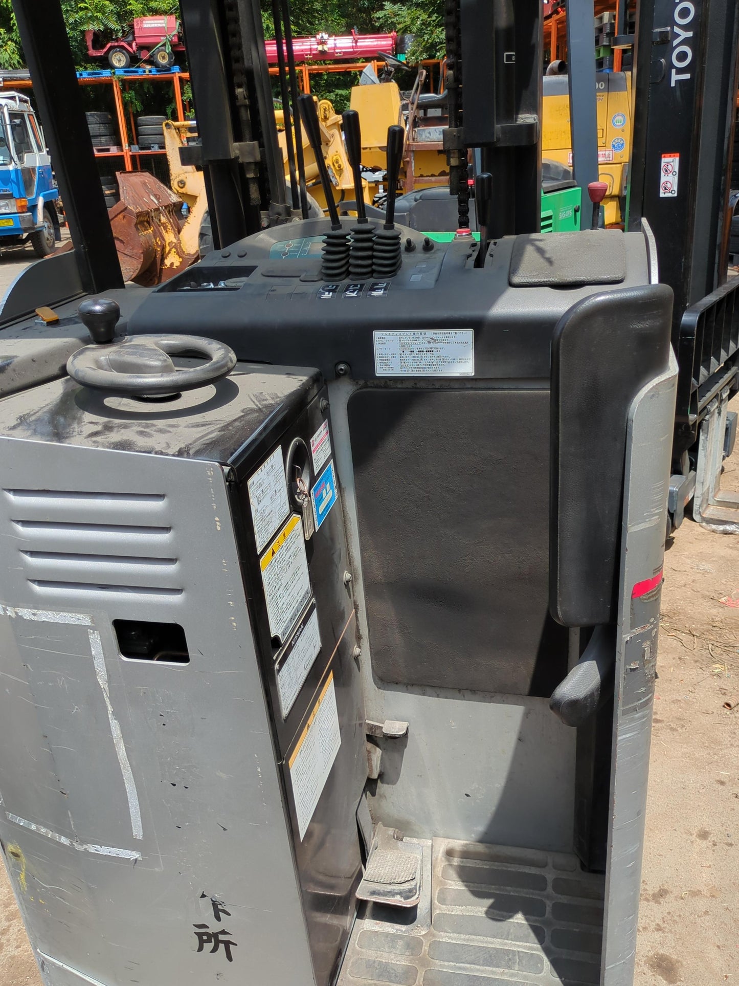フォークリフト　リーチフォーク　日産　バッテリー式KU01F13最大揚高3m 最大荷重1250kg　不動（中古）