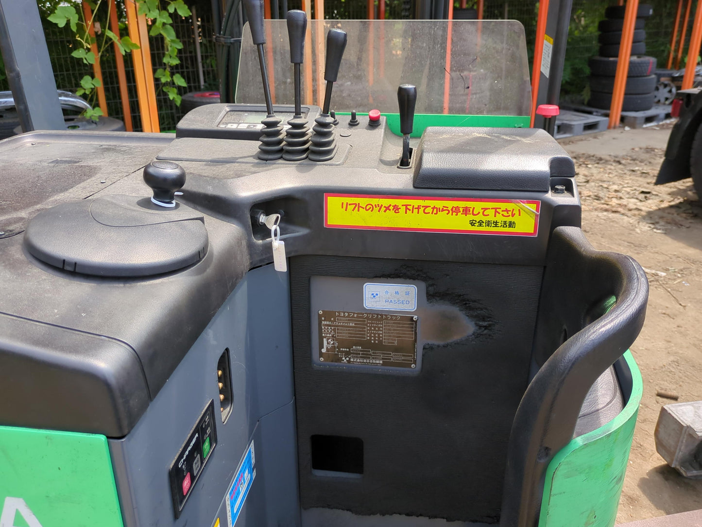 フォークリフト　リーチフォーク　トヨタ　7FBRK9　900kg 最大揚高3m 48V（鍵付き）　不動（中古）