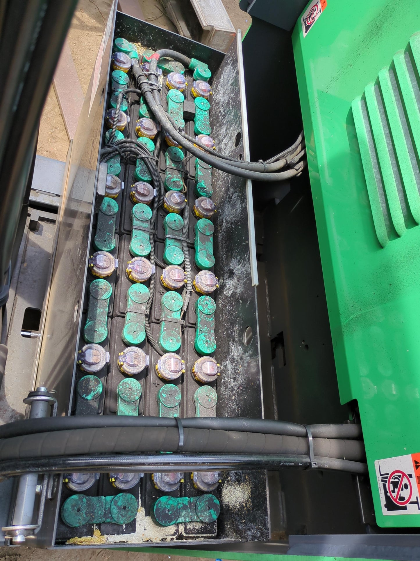 フォークリフト　リーチフォーク　トヨタ　7FBRK9　900kg 最大揚高3m 48V（鍵付き）　不動（中古）