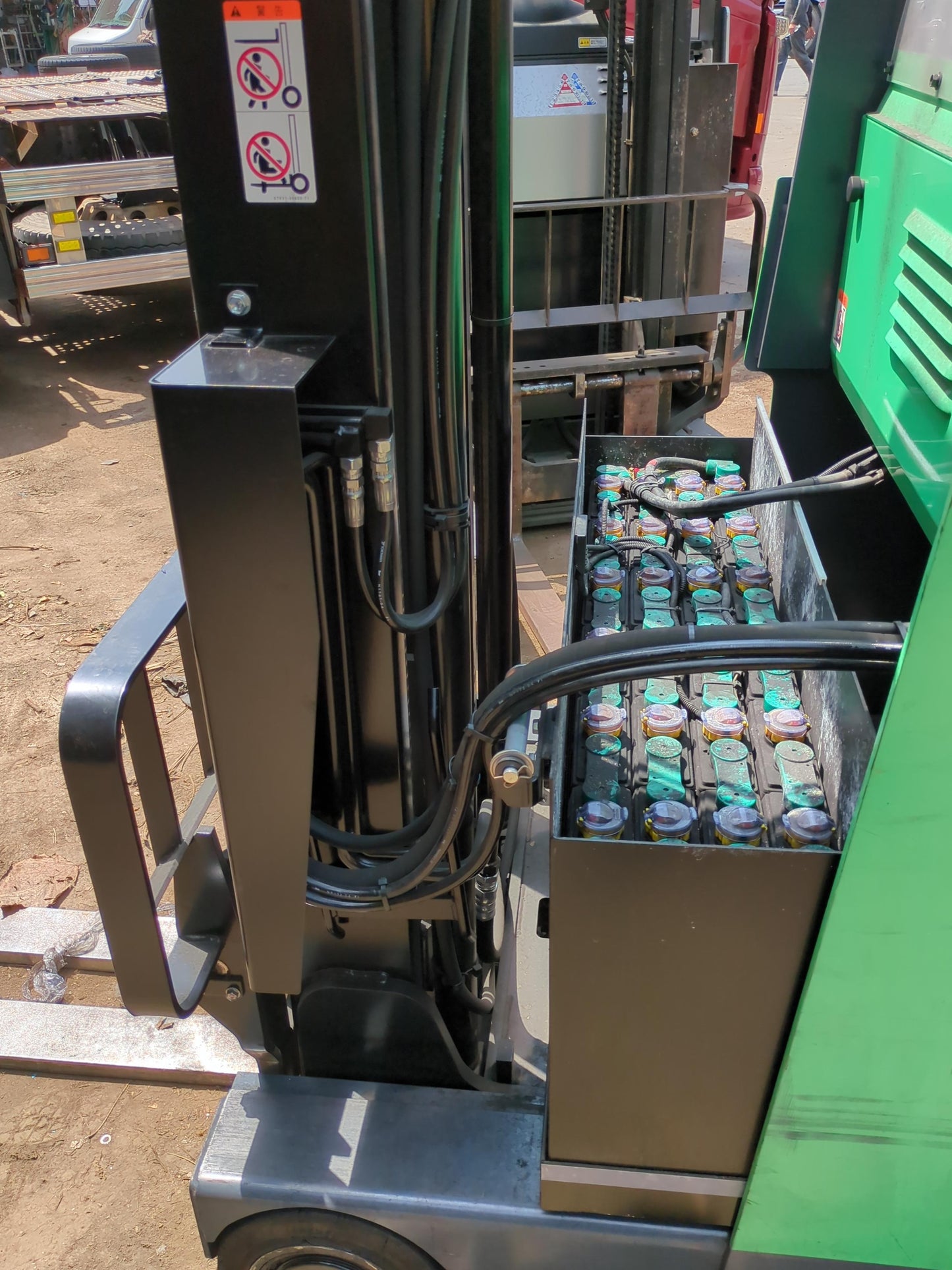 フォークリフト　リーチフォーク　トヨタ　7FBRK9　900kg 最大揚高3m 48V（鍵付き）　不動（中古）