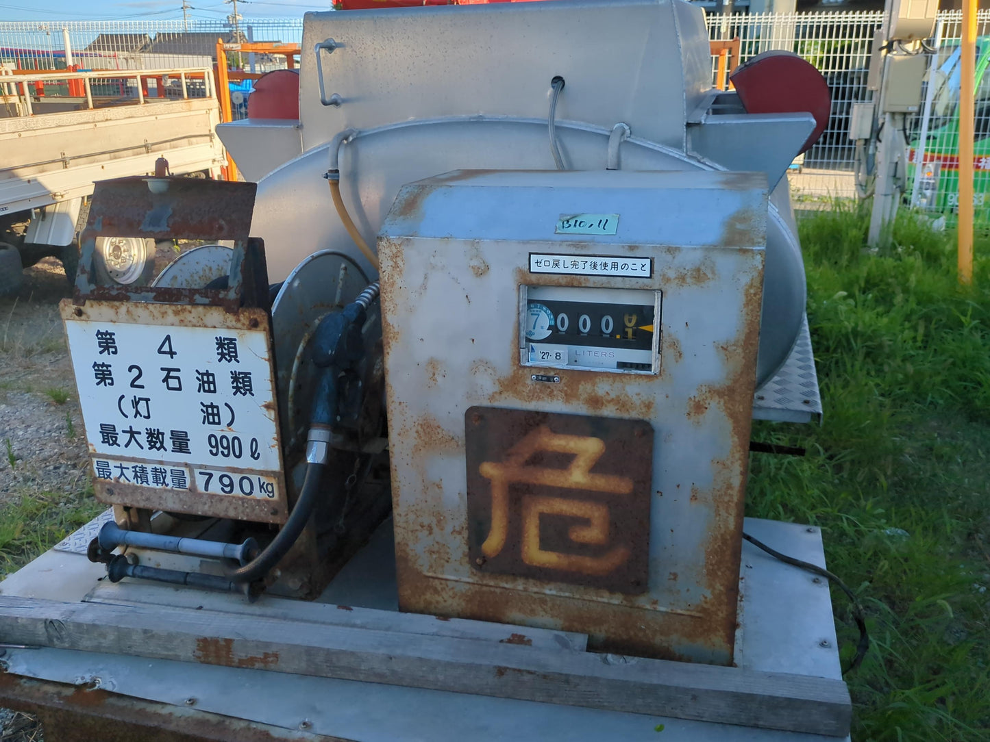 タンク　タツノ　灯油 990L　【LA10】（第4類 第2石油類）メーター付き　不動（中古）