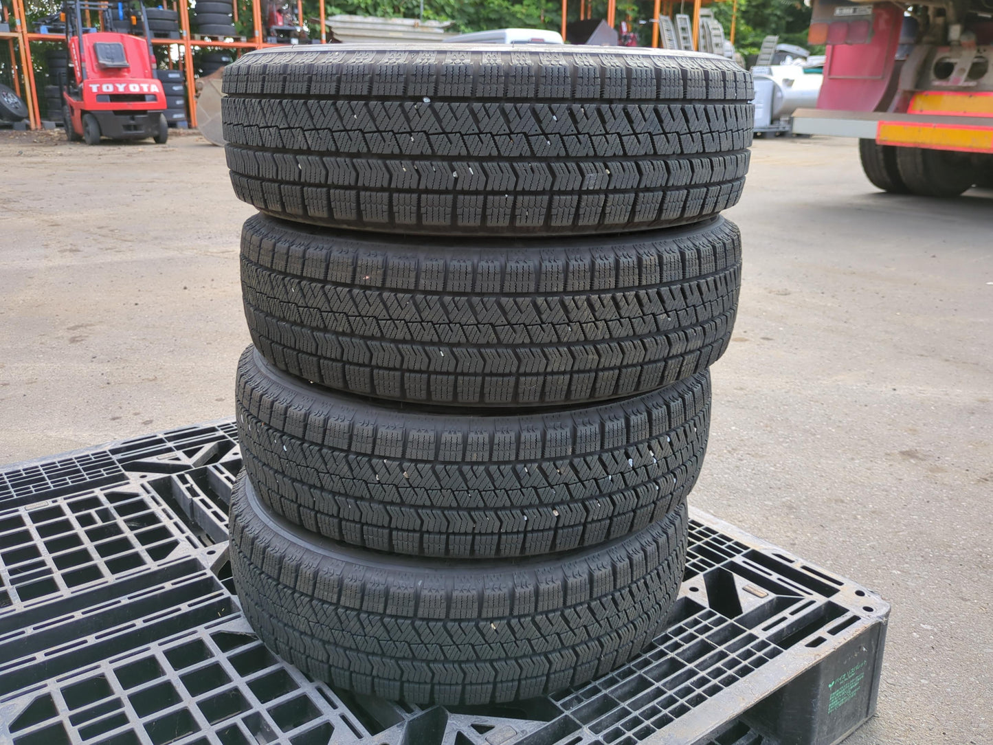 タイヤ　スタッドレスタイヤ（ホイール付き）　4本　BRIDGESTONE  155/65R14 75Q　（中古）