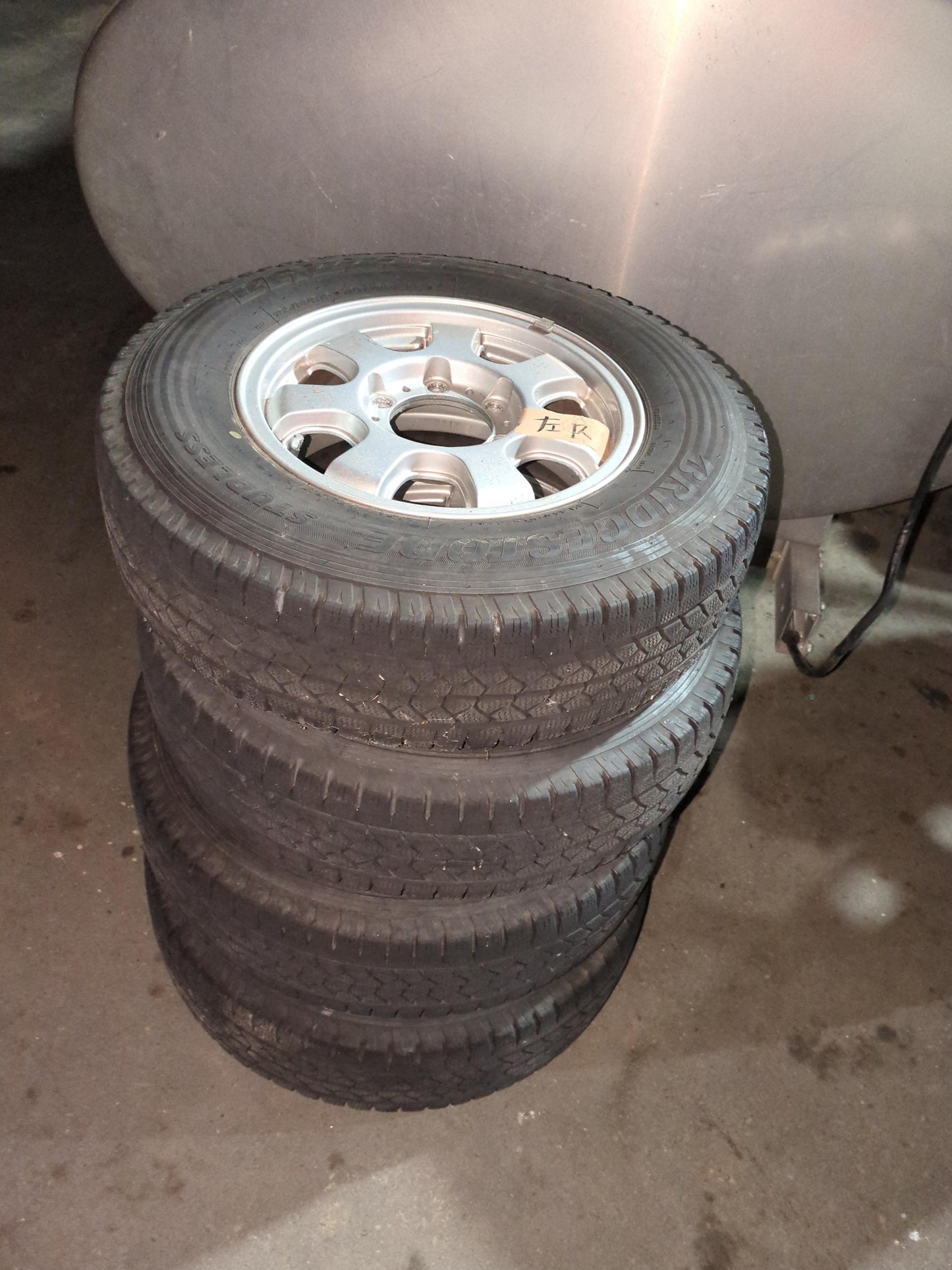 タイヤ　スタッドレスタイヤ　BRIDGESTONE【4本】BLIZZAK 195/80R15 （中古）　