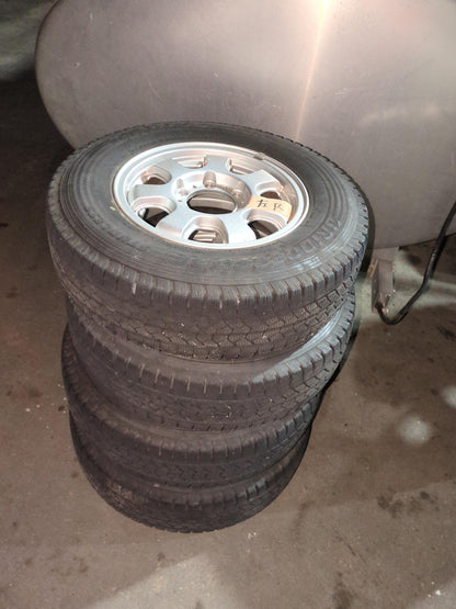 タイヤ　スタッドレスタイヤ　BRIDGESTONE【4本】BLIZZAK 195/80R15 （中古）　