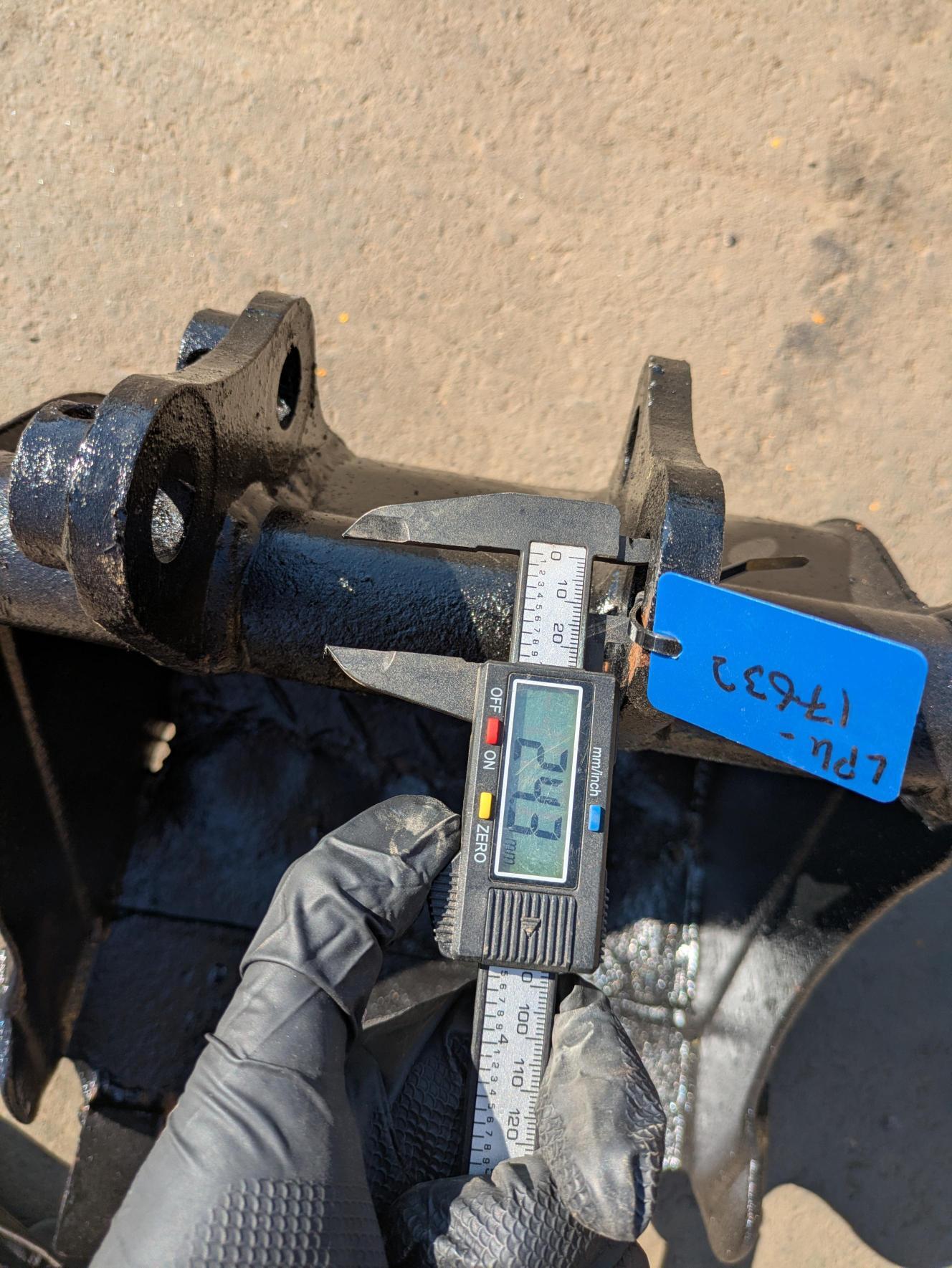 バケット　油圧ショベルバケツ　 アーム幅：100mm　ピン径：25mm （中古）