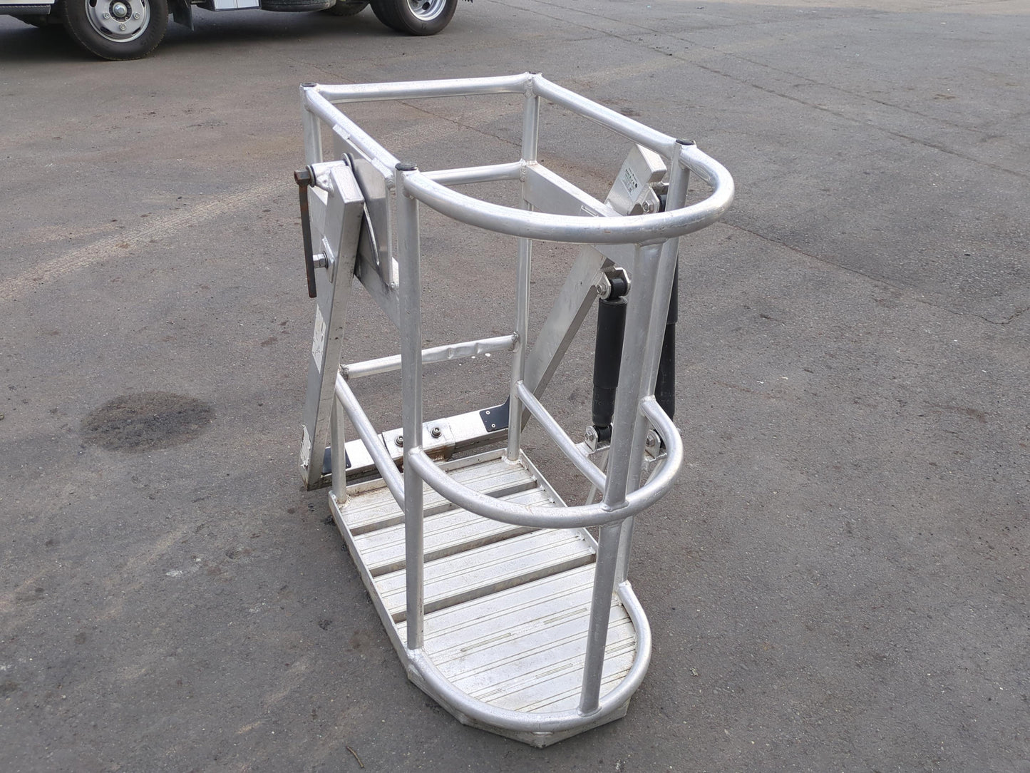 カゴ　高所作業車　サイズ：95x45x75 cm（高X幅X横）　（中古）