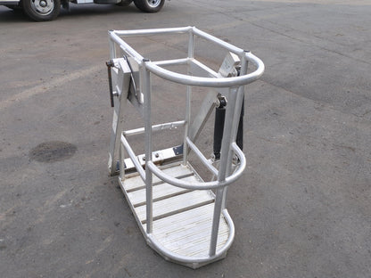 カゴ　高所作業車　サイズ：95x45x75 cm（高X幅X横）　（中古）
