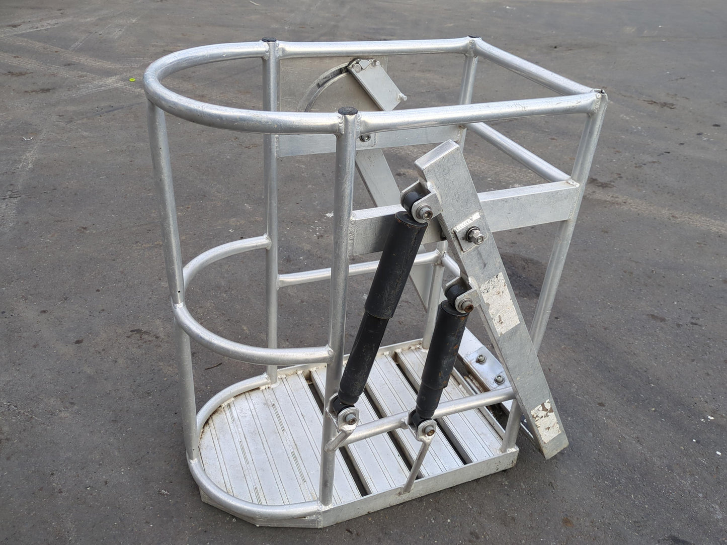 カゴ　高所作業車　サイズ：95x45x75 cm（高X幅X横）　（中古）