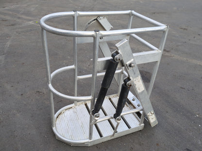 カゴ　高所作業車　サイズ：95x45x75 cm（高X幅X横）　（中古）
